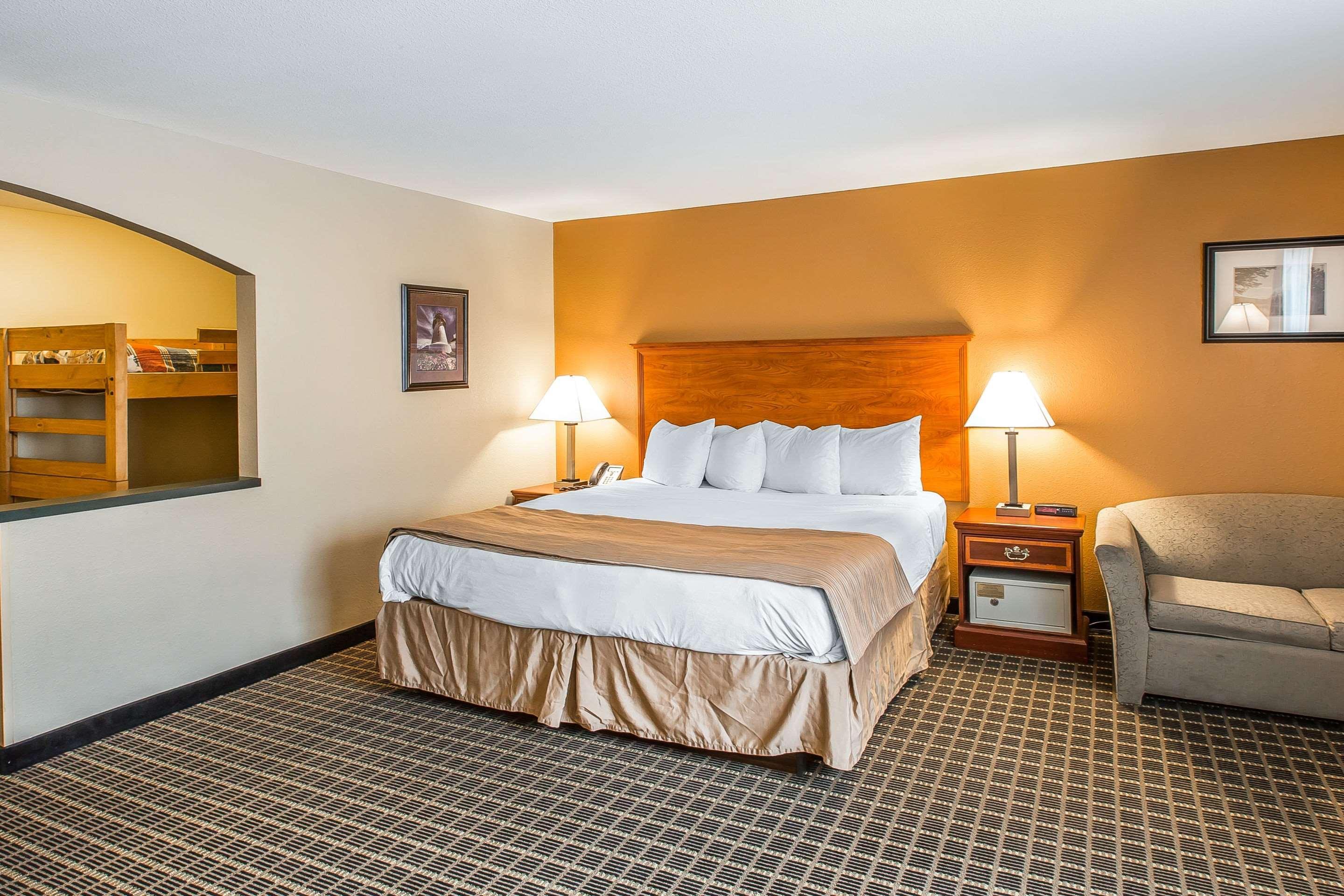 Quality & On The River Hotel 3*