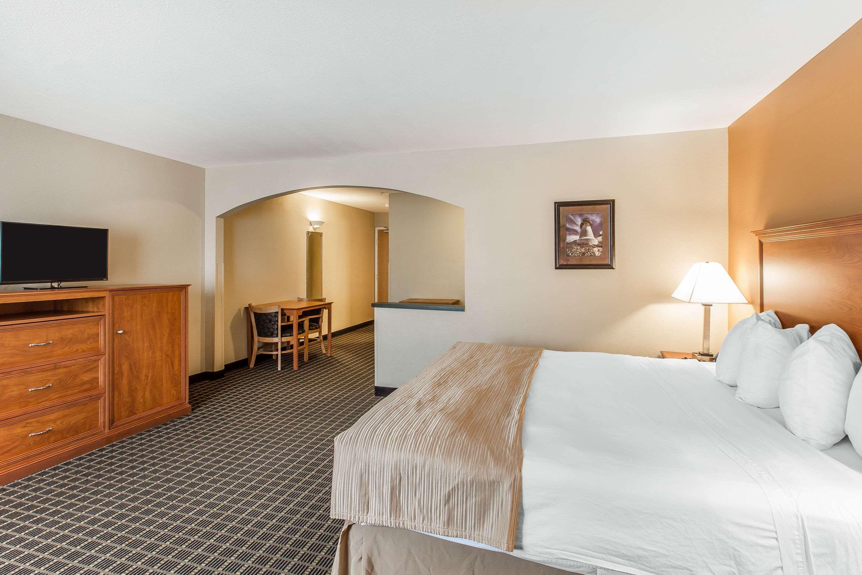 Hotel Quality & On The River 3*