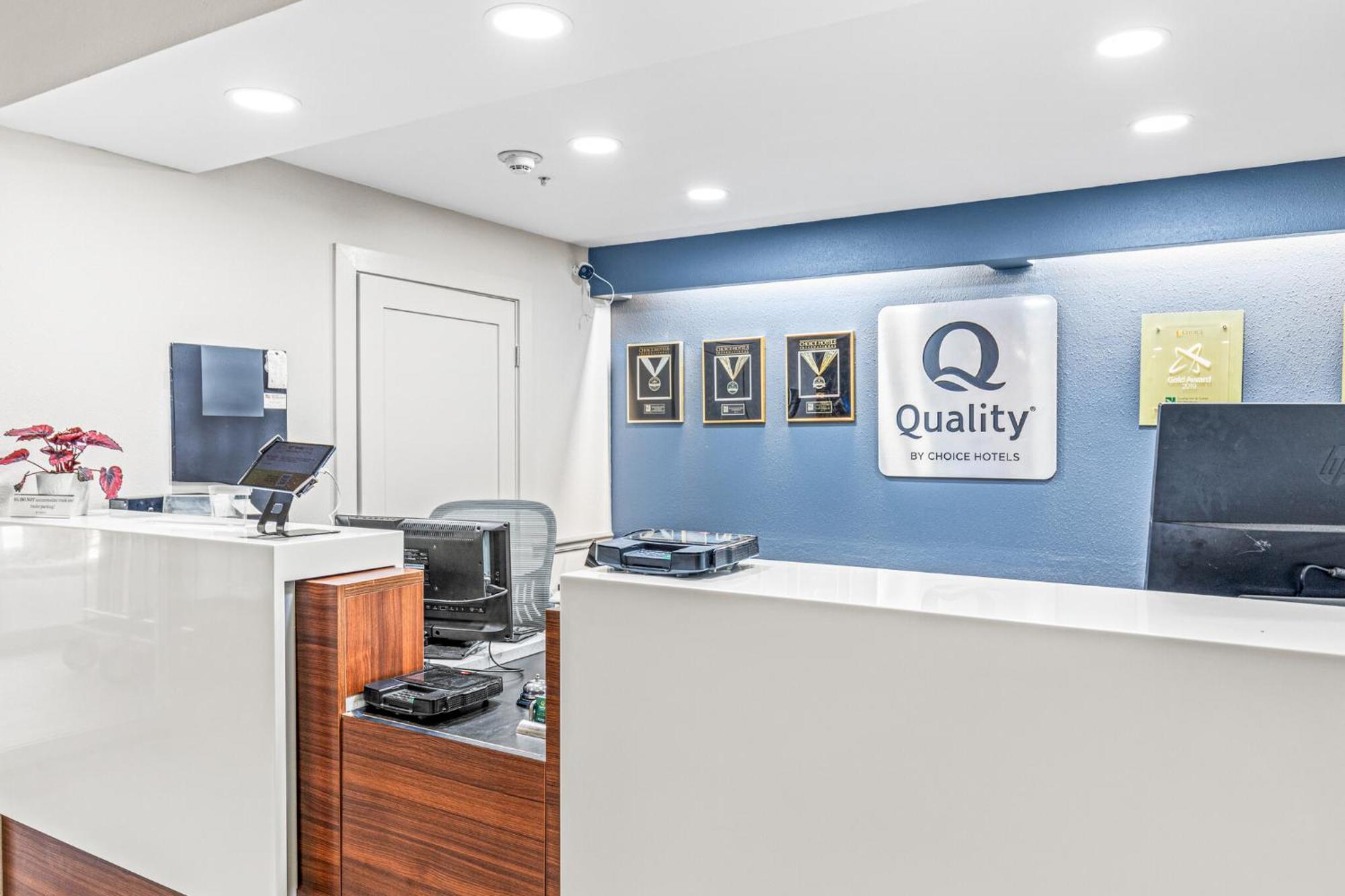 Hotel Quality & On The River 3*
