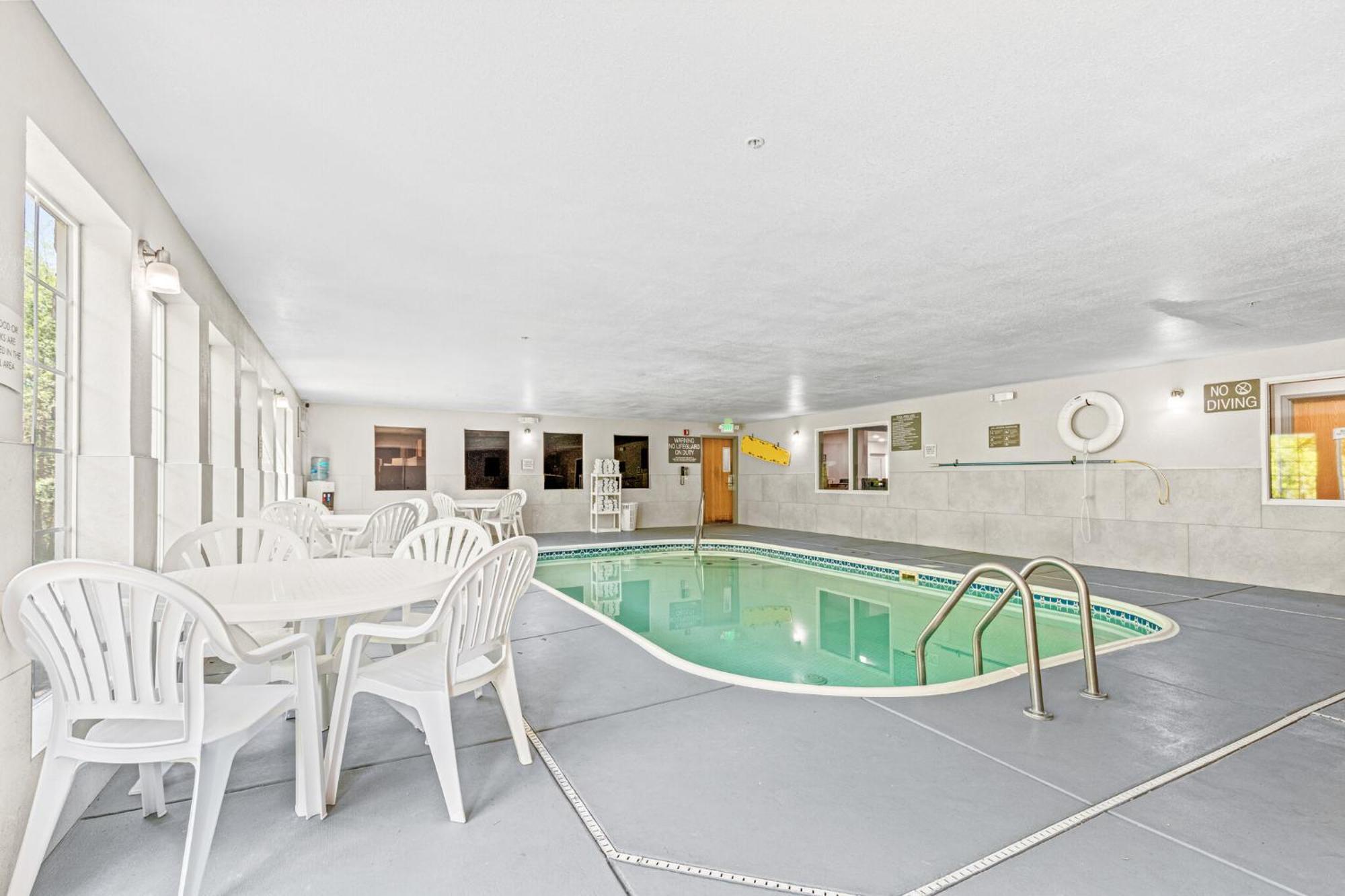 Quality & On The River Hotel 3*
